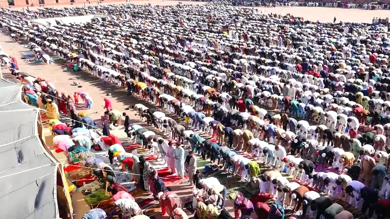 Des musulmans prient pour l'Aïd el-Fitr