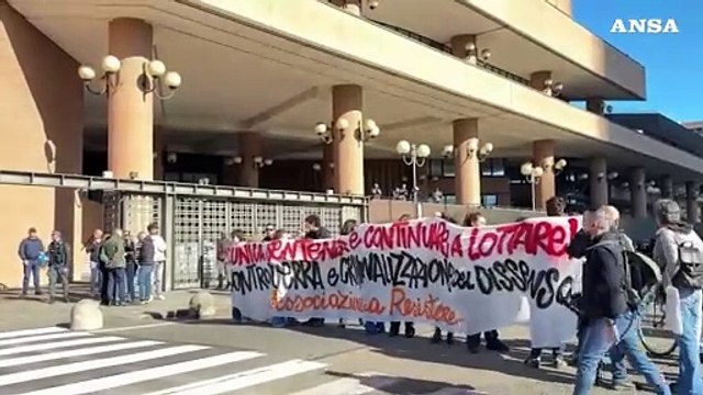 Antagonisti davanti al Palazzo di Giustizia a Torino per il processo Askatasuna