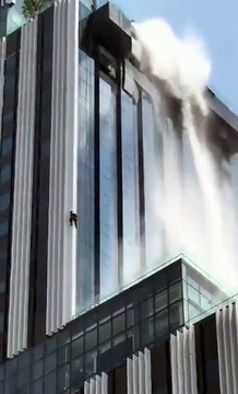 Limpador de vidros tenta salvar-se de arranha-céus no sismo em Bangkok