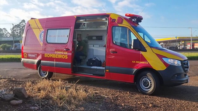 Colisão entre carro e moto deixa pessoa ferida na marginal da BR-277