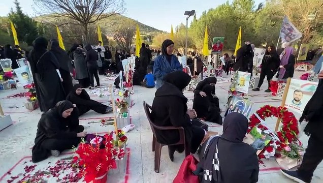 لبنانيون يزورون قبور ذويهم الذين قضوا في حرب إسرائيل وحزب الله