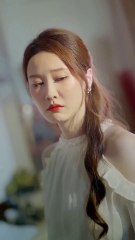 Une jeune fille démunie sauve un inconnu, qui s'avère être un PDG... et il tombe amoureux d'elle.