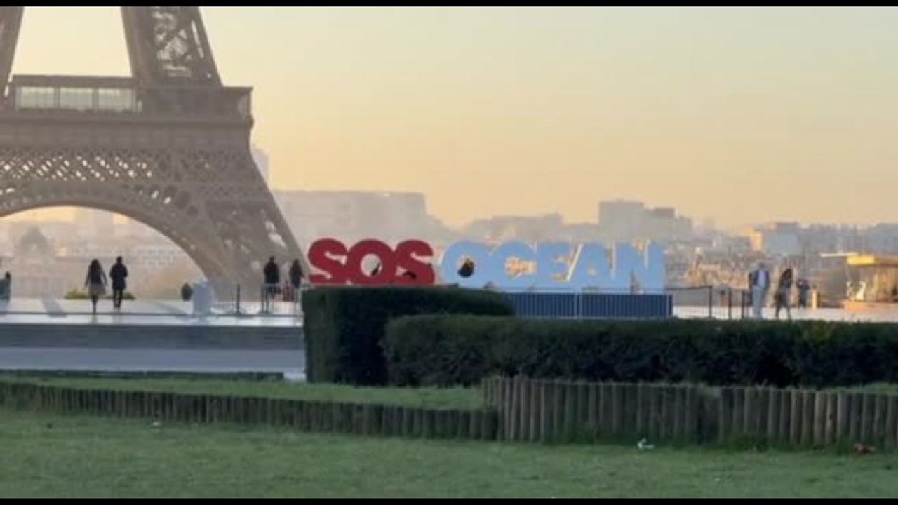 Parigi, azione di Greenpeace contro la distruzione degli oceani