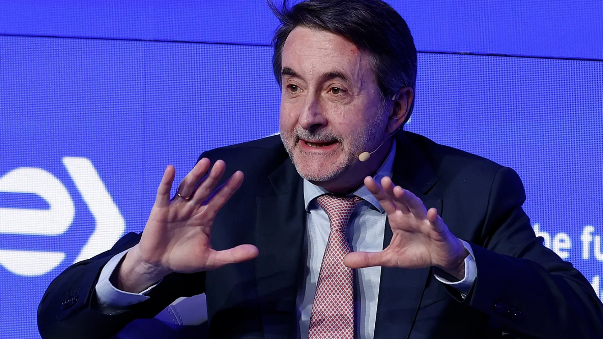 Josu Jon Imaz, consejero delegado de Repsol, ha reconocido este lunes que la compa��a mantiene un "di�logo abierto" con el Gobierno de Donald Trump para tratar de preservar su actividad en Venezuela. Estas declaraciones del m�ximo responsable de la principal petrolera espa�ola se producen apenas horas despu�s de que se confirmara que Estados Unidos ha revocado los permisos a las energ�ticas occidentales para operar en Venezuela. Esta decisi�n ha afectado gravemente a Repsol, provocando fuertes ca�das en su valor en bolsa durante la jornada.