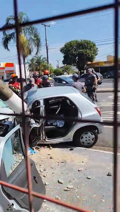 Mulher derruba poste e quase atropela policial ao tentar fugir de blitz