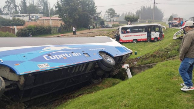 Grave accidente de tránsito entre dos buses de servicio público dejó al menos 12 heridos