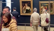 YouTuber tedeschi appendono ritratti di Trump e Merz al Louvre