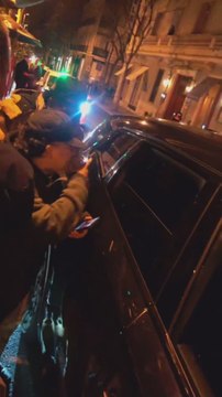 Bellingham y su novia con aficionados a la salida de un restaurante de Madrid