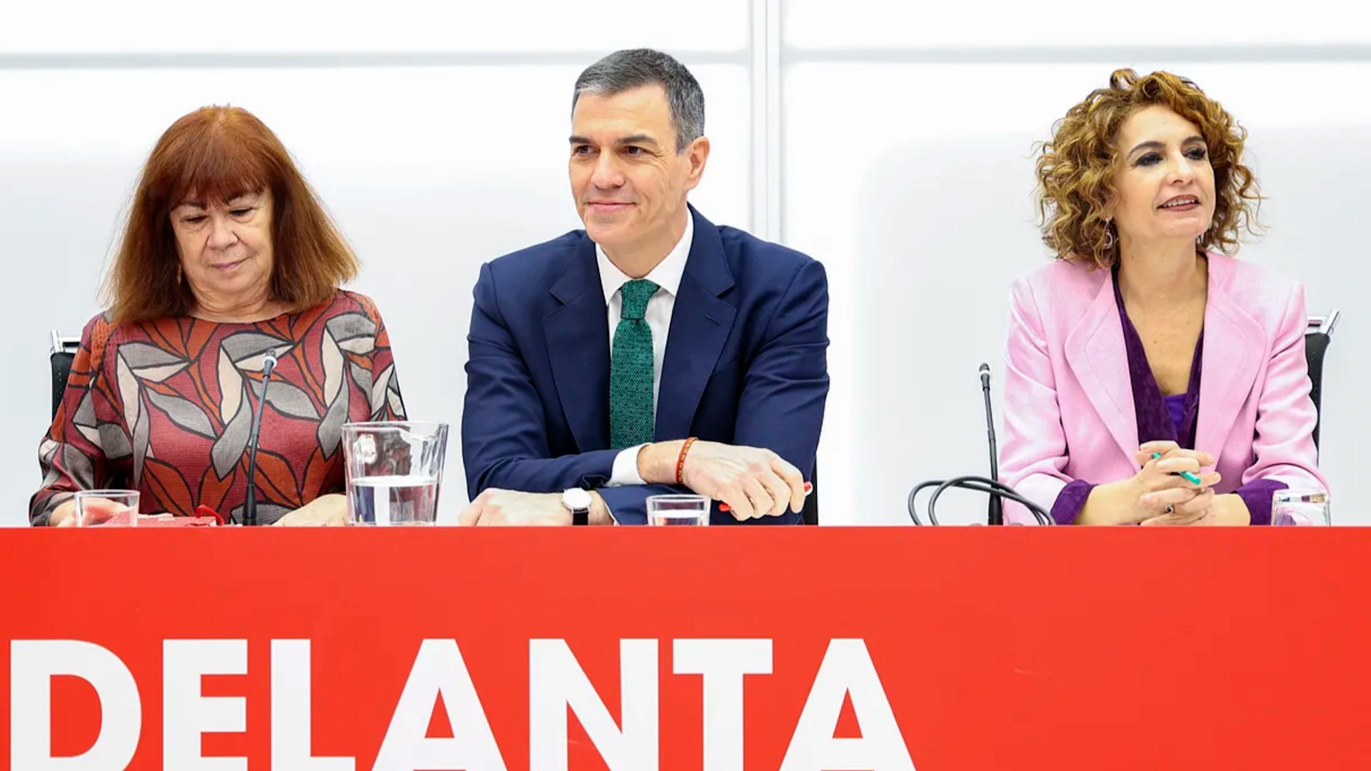 El PSOE considera que las declaraciones de la vicesecretaria del Gobierno, Mar�a Jes�s Montero, calificando de "verg�enza" la sentencia que absuelve al futbolista Daniel Alves del delito de agresi�n sexual se debieron a que se dej� llevar por la "impotencia" ante la misma y, aunque evitan enmendarle la plana, reconocen que se puede explicar mejor la pr�xima vez que tenga ocasi�n.