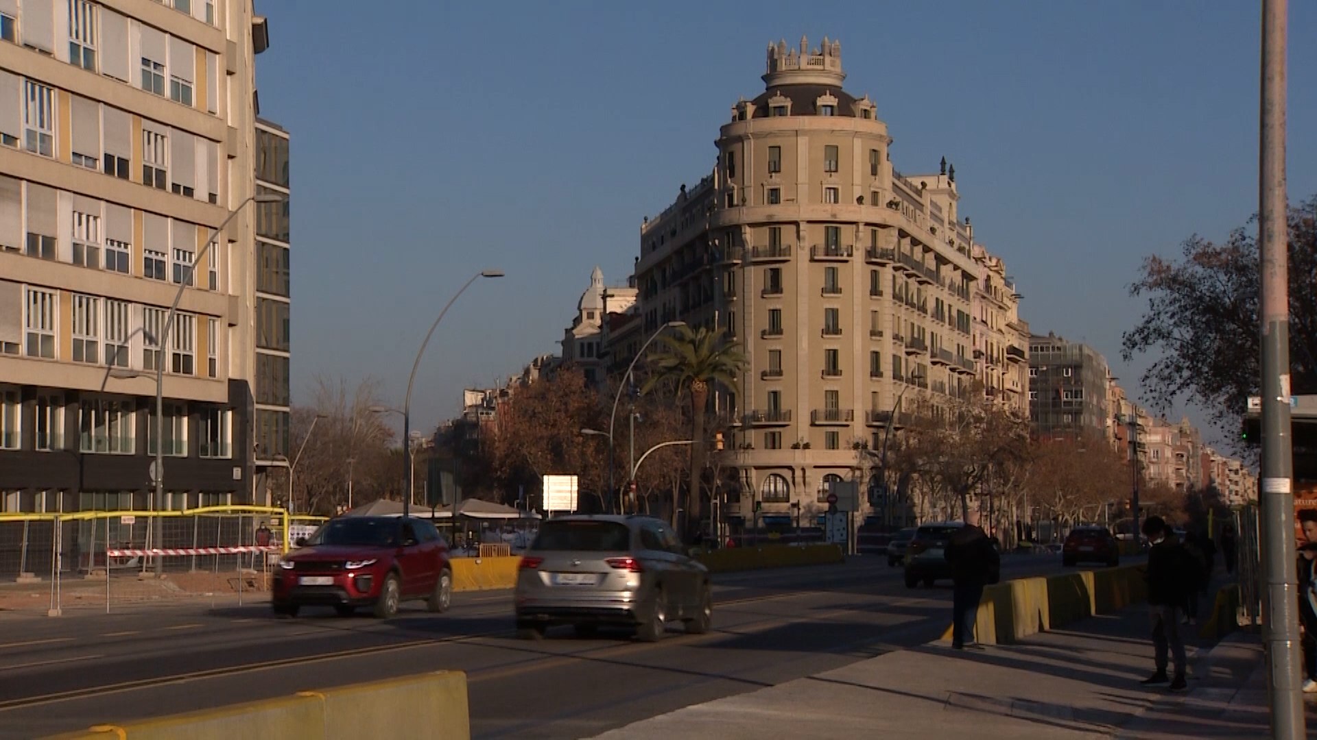 Desde el pr�ximo mi�rcoles los propietarios que quieran alojar turistas deber�n pedir permiso "expreso" a sus vecinos. La norma trata de poner l�mites a un fen�meno que ha desbordado a los ayuntamientos
Se trata de un cambio que invierte el procedimiento vigente. A d�a de hoy, las comunidades que ven aparecer en su propiedad una vivienda tur�stica y se quejan del flujo constante de entradas y salidas de personas ajenas, de ruidos o del desgaste de elementos comunes, solo pueden proponer la prohibici�n de la VUT convocando una junta de propietarios, sometiendo a votaci�n la autorizaci�n y gan�ndola por una mayor�a de tres quintos. Desde el pr�ximo mi�rcoles, se invierte la carga. Ser�n los propietarios los que necesiten autorizaci�n de los vecinos para convertir su casa en una vivienda tur�stica.