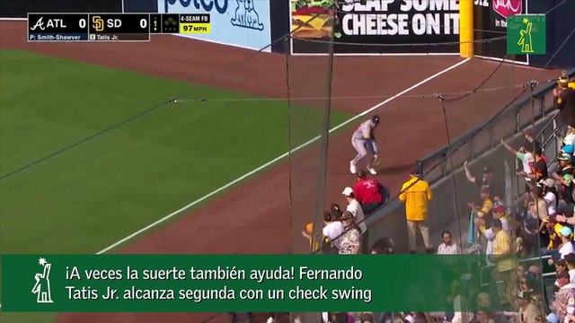 ¡A veces la suerte también ayuda! Fernando Tatis Jr. alcanza segunda con un check swing