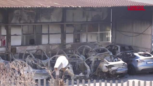 Roma, incendio in concessionaria Tesla: in fiamme 17 auto