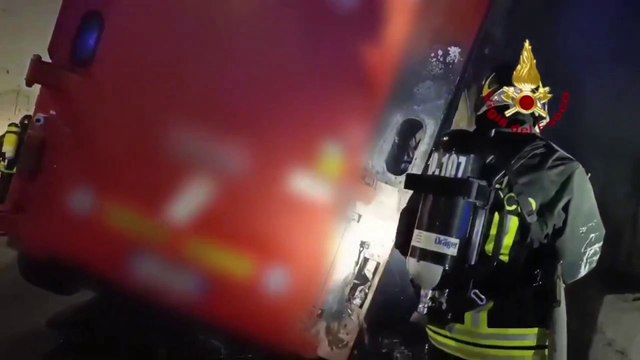 Ascoli Piceno, camion in fiamme sull'A14. Le immagini