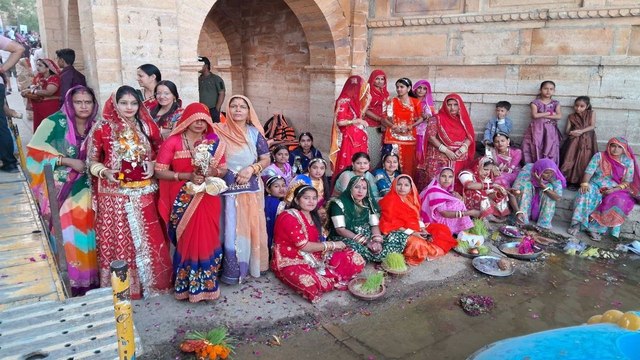 Watch Video: ऐतिहासिक गड़ीसर सरोवर पर सजी श्रद्धा की सजीव झलक