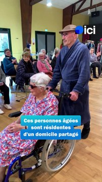 Un défilé de mode pour personnes âgées dépendantes