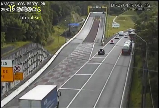 Caminhão sem freios quase perde entrada da área de escape e manobra evita acidente na BR-376