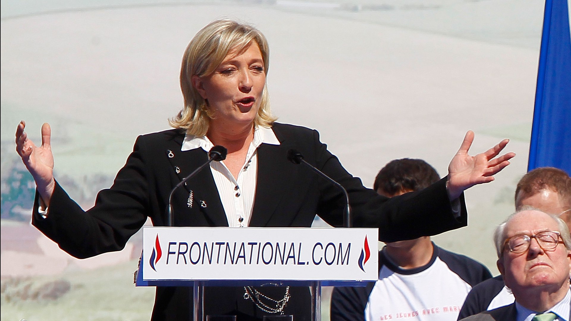 Esta sentencia pone fin a sus ambiciones pol�ticas tras ser hallada "culpable" por malversaci�n de fondos de los europarlamentarios.
Le Pen critic� previamente la batalla judicial como un intento de condenarla a la "muerte pol�tica". Visiblemente airada, ha abandonado repentinamente la sala sin esperar siquiera a lectura completa de la sentencia. Su abogado ha anunciado que recurrir� la condena.

El destino de Marine Le Pen ha estado en manos de una mujer, la jueza B�n�dicte de Perthuis, que reconoci� de antemano la importancia del caso, incluido el impacto pol�tico que pod�a tener. De Perthuis advirti�, sin embargo, que el tribunal actuar�a "de la manera habitual" y record� que se trataba, ante todo, de un proceso penal.