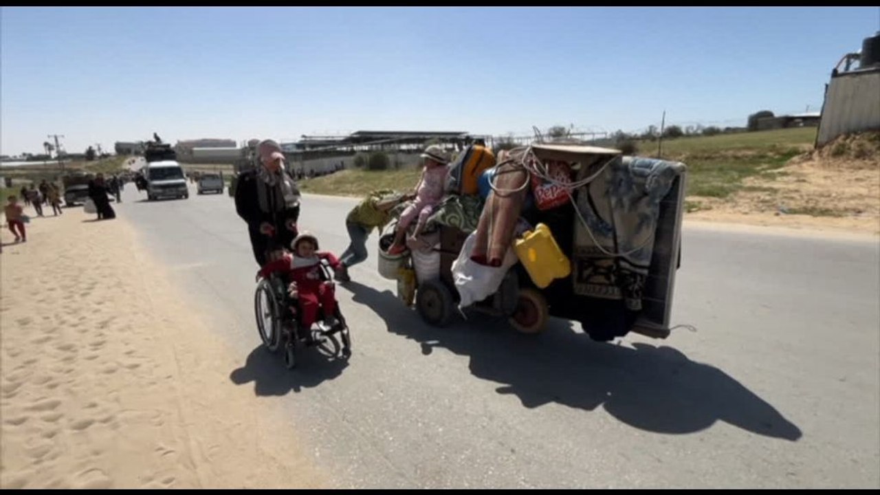 Palestinesi in fuga da Rafah: "A piedi, coi bambini e senza soldi"