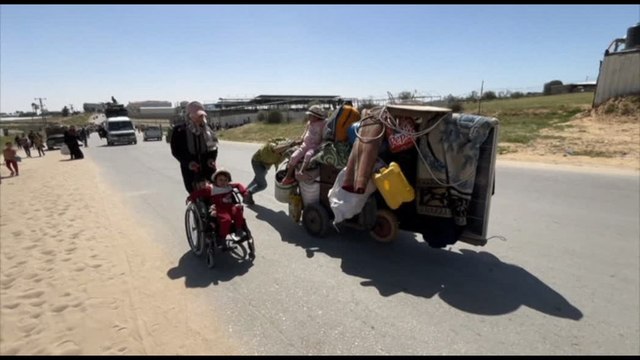 Palestinesi in fuga da Rafah: A piedi, coi bambini e senza soldi