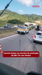 Caminhoneiro tomba carreta na BR 101