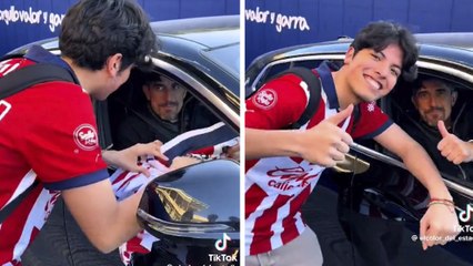 Chivas: aficionado del rebaño le regala camiseta a Veljko Paunovic en Oviedo