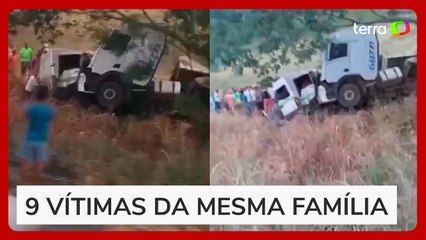 Batida entre van e carreta deixa 11 mortos na Bahia