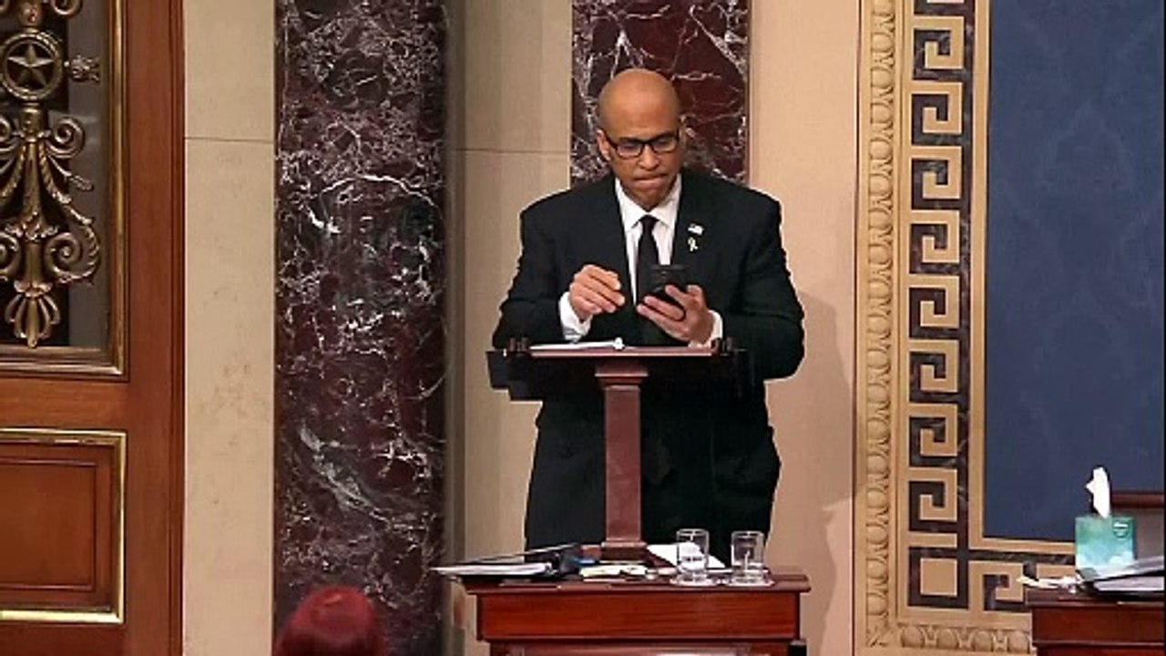 Demokratischer us-senator bricht rekord mit marathon-rede gegen trump