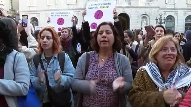 Protesto em Barcelona contra anulação de condenação de Daniel Alves em caso de estupro