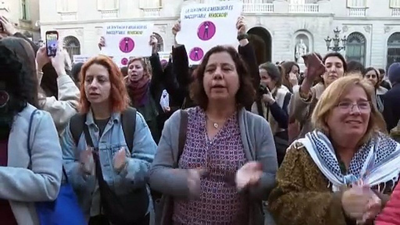 Protesto em Barcelona contra anulação de condenação de Daniel Alves em caso de estupro