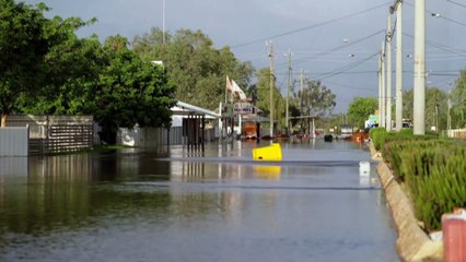 Thargomindah locals in ‘losing battle’ against flood moved to higher ground