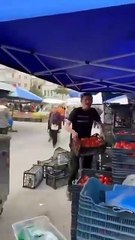 Domatesleri çöpe döken pazarcıya müthiş ceza