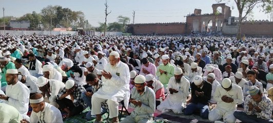ईद पर छाया उल्लास,ईदगाह से लेकर बाहर सडक़ पर हुई नमाज