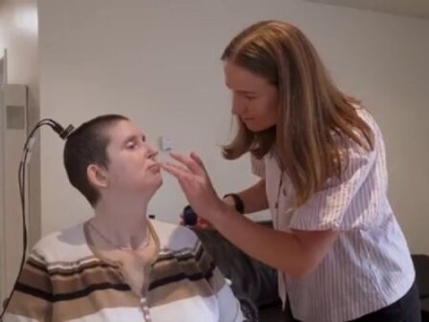 Una mujer consigue volver a hablar 18 años después tras ser conectada a una IA