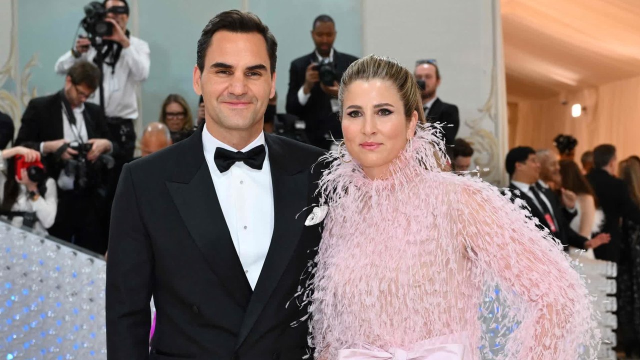 GAL VIDEO - Ski, fondue et balade avec toutou : Roger Federer et sa femme Mirka au sommet de la forme dans les Alpes