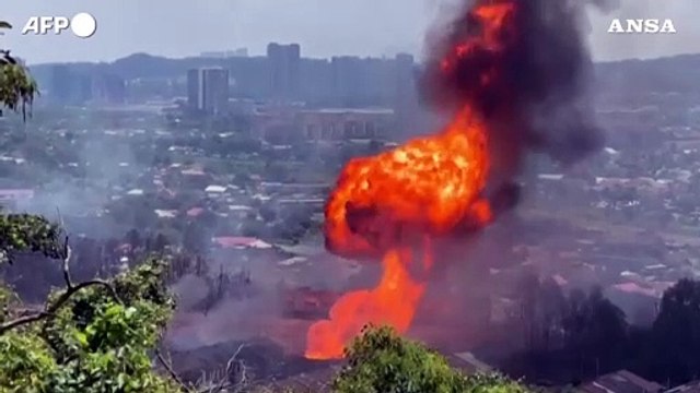 Perdita nel gasdotto, vasto incendio a Kuala Lumpur