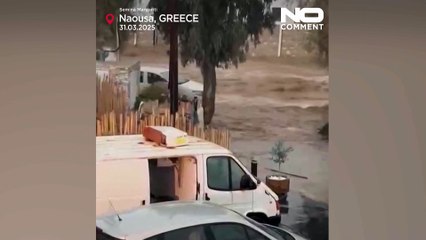 Yunanistan'ın Paros Adası'nda şiddetli yağmur araçların sürüklenmesine neden oldu