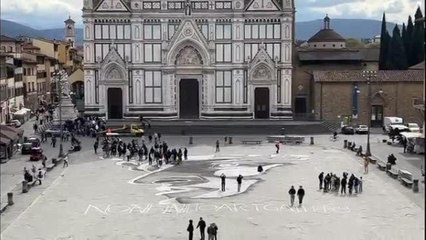 Il graffito gigante del David di Michelangelo in piazza Santa Croce visto dall'alto (e non solo): il video