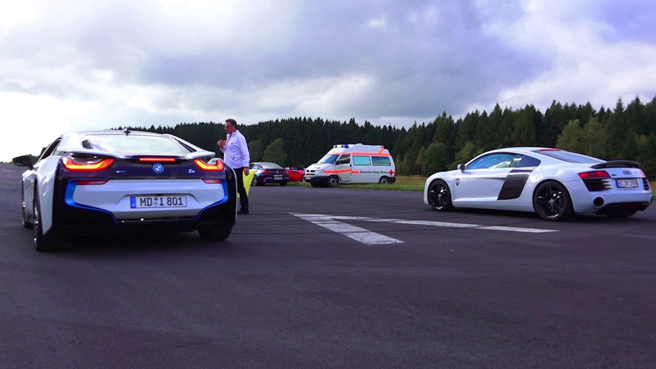 BMW i8 vs AUDI R8 Plus Drag Race 550Plus Club Acceleration Rennen