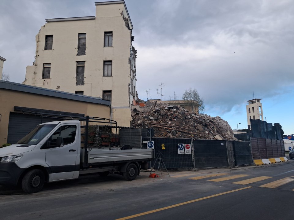 Demolita la prima palazzina in via XVI Settembre