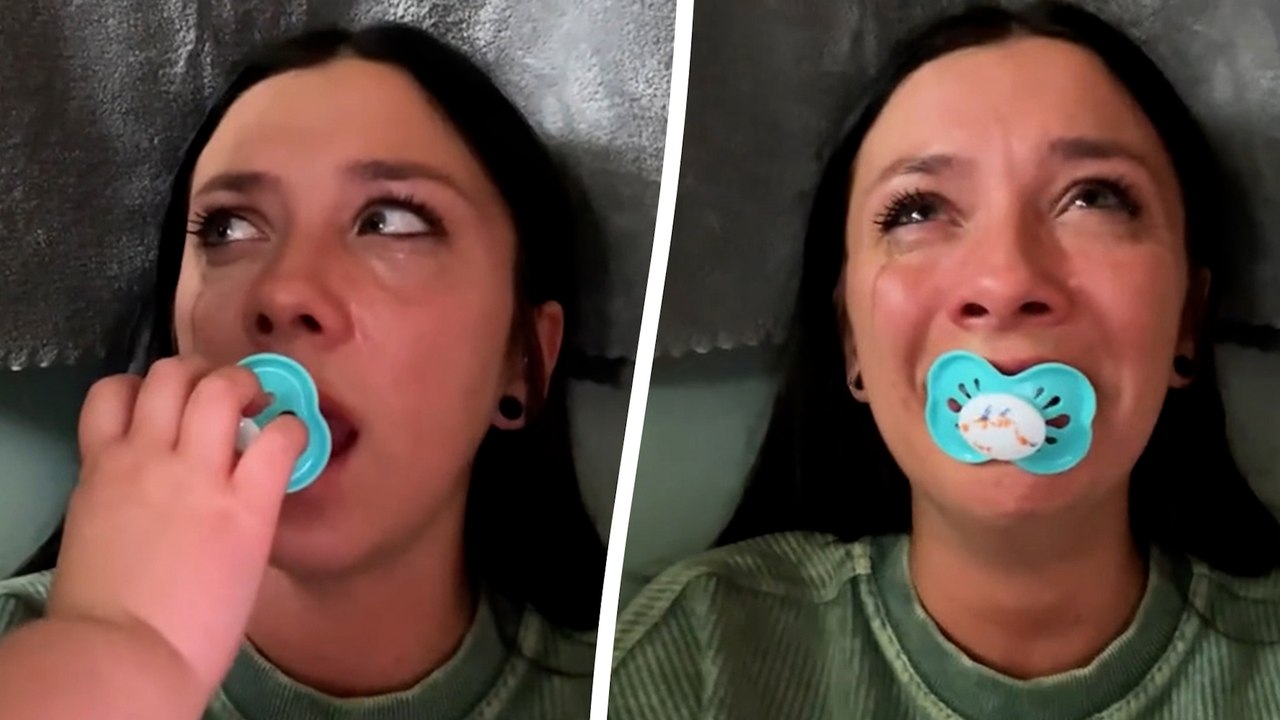 Kleinkind versucht, seine Mutter vom Weinen abzuhalten, indem es ihr einen Schnuller in den Mund steckt