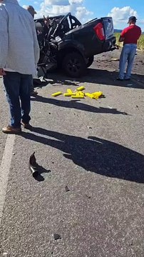 Caminhonete carregada de maconha colide em ônibus na Bahia e deixa feridos
