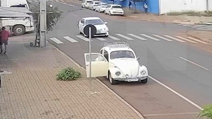 Vídeo mostra ciclista atingindo lateral de Corolla no Santa Cruz