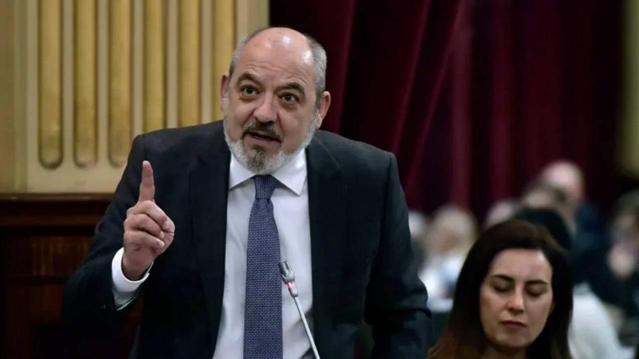 Un diputado de Vox celebra la victoria de Franco en pleno Parlamento balear