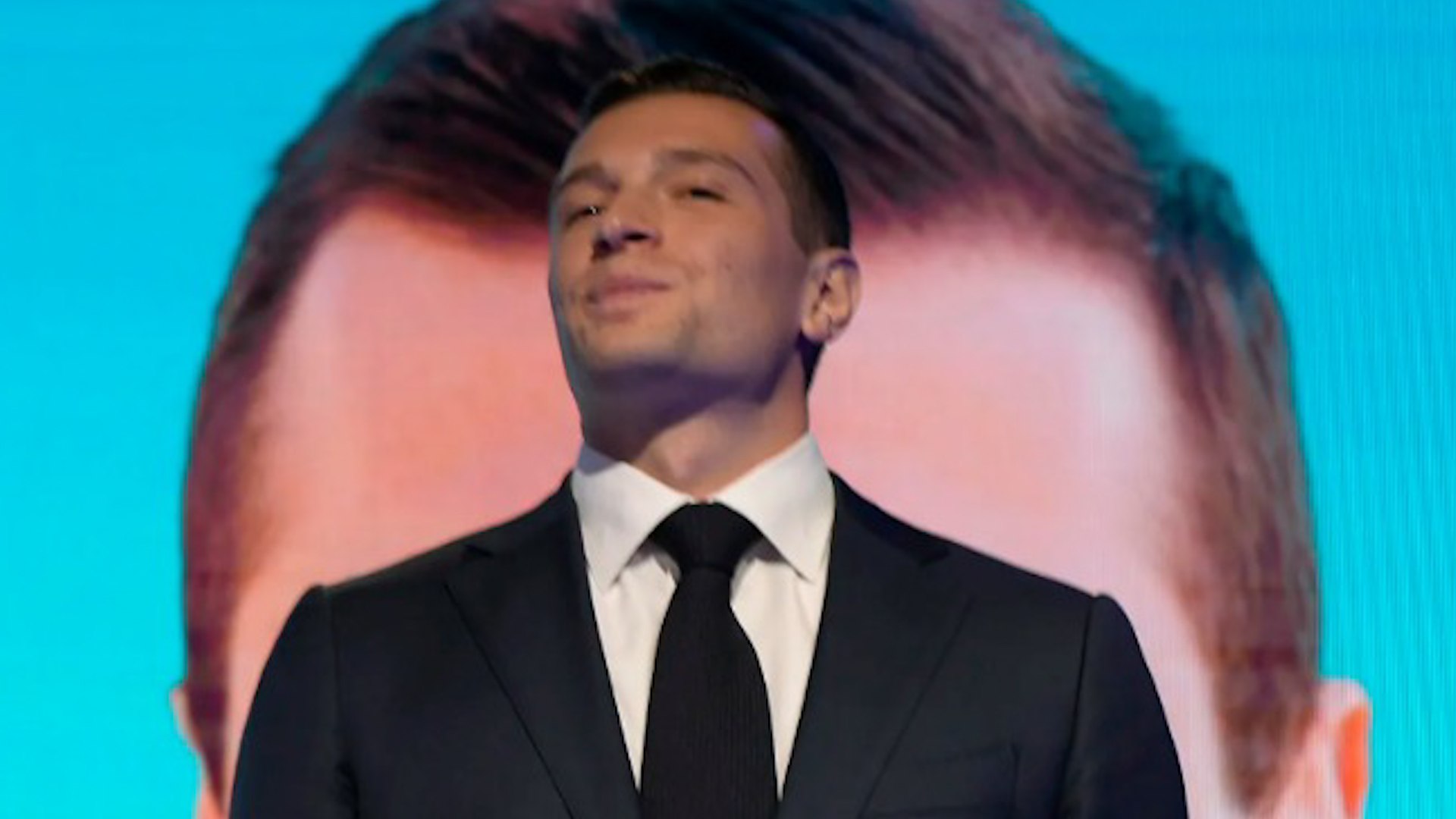 El nuevo "poster boy" de la extrema derecha francesa Jordan Bardella salta en todas las quinielas como sucesor natural de Le Pen. La hist�rica dirigente francesa ha sido inhabilitada durante cinco a�os y no podr� presentarse a las elecciones presidenciales de Francia de 2027. 

Bardella de tan solo 26 a�os tiene todos los focos puestos sobre �l, en lo que podr�a ser un candidato serio y natural sucesor. Alto y repeinado entr� en el partido con 17 a�os y su contribuci�n al lavado de imagen que lidero Le Pen ha sido de gran importancia. Sin embargo. el joven lleva tiempo ensayando esta sucesi�n, lo que podr�a haber provocado ciertas fricciones por su excesivo protagonismo