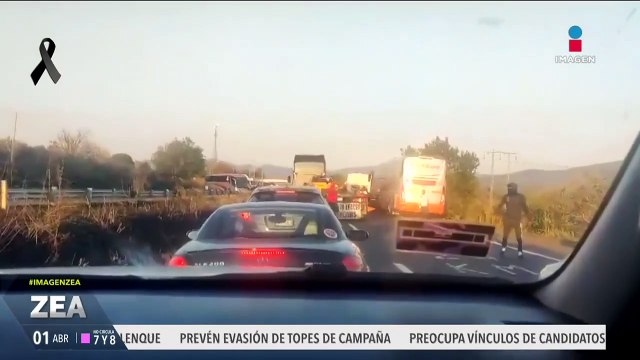 Normalistas bloquean la carretera Morelia-Pátzcuaro