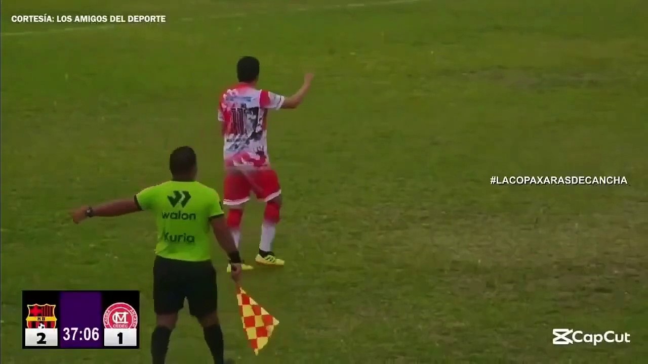 Peru Ligi'nde çılgın sahne; hakem, karate hareketiyle kendisine saldırmak isteyen antrenörü yere serdi!