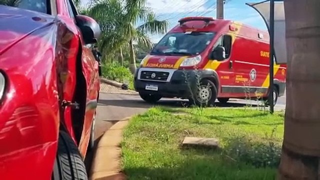 Carro e moto se envolvem em colisão na Rua Jorge Lacerda
