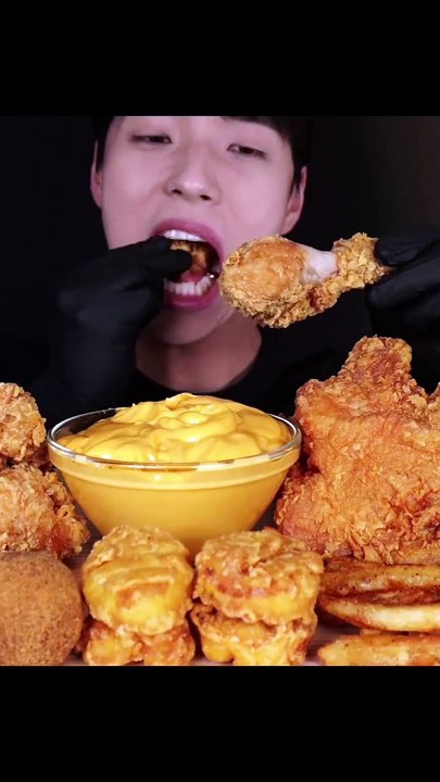 Follow for more ASMR videos🌮🍟 Credits: @ddm_ddang #mukbang #asmr #fastfood #asmreating