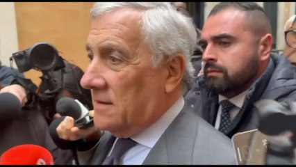 Francia, Tajani: sono garantista. Singolare braccialetto a Le Pen