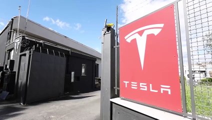 Investigan el incendio de un concesionario Tesla en Roma con 17 coches en llamas